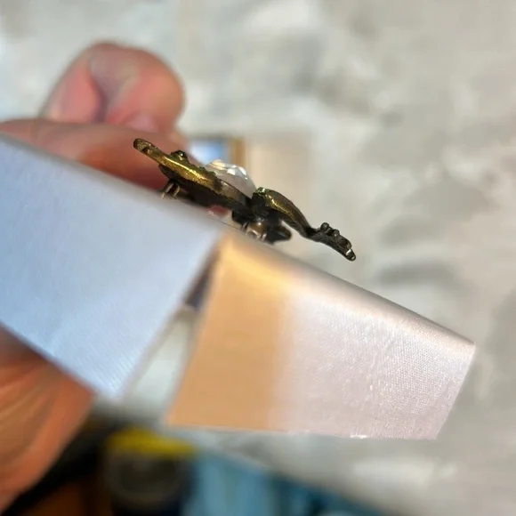 Frog Brooch - Picture 3 of 3